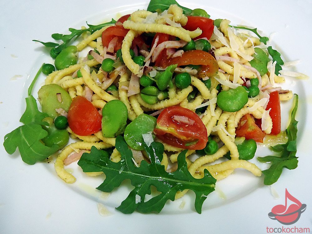 Spaghetti z bobem i zielonym groszkiem tocokocham.com