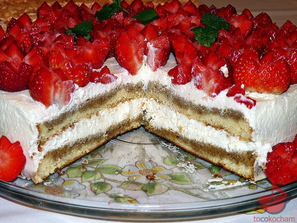 Tort Tiramisu z truskawkami tocokocham.com