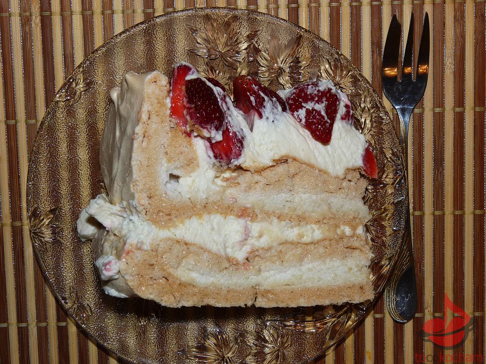 Tort bezowy z truskawkami tocokocham.com