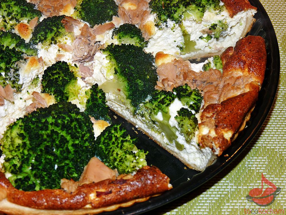 Tarta serowa z brokułem i tuńczykiem tocokocham.com