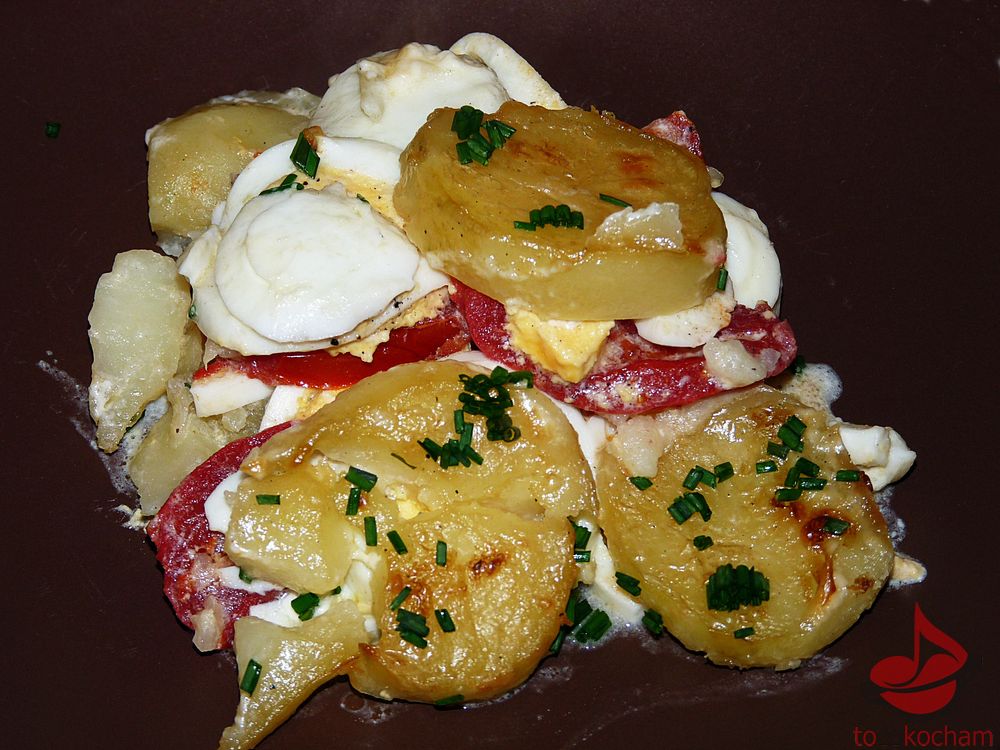 Zapiekanka ziemniaczana z jajkiemi i pomidorem tocokocham.com