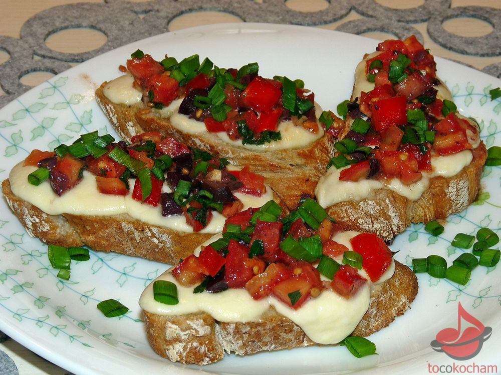 Bruschetta z mozzarellą i salsą pomidorową tocokocham.com