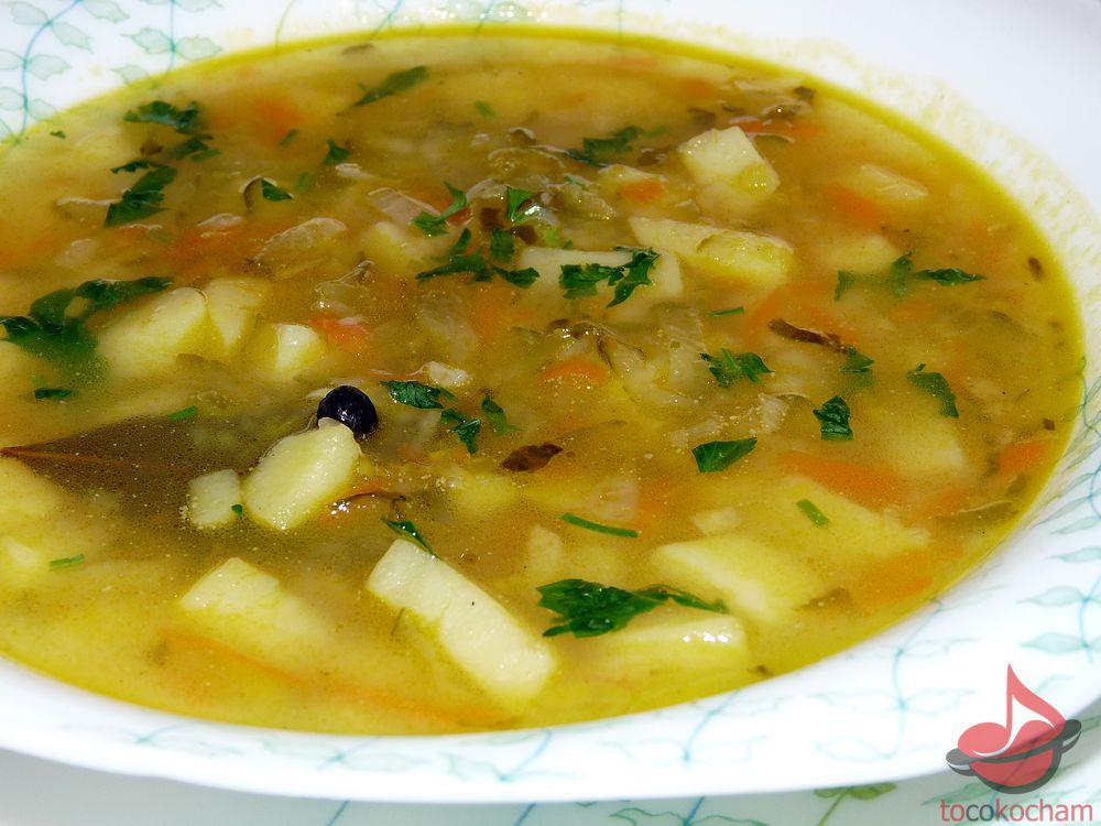 Zupa ogórkowa z ziemniakami tocokocham.com