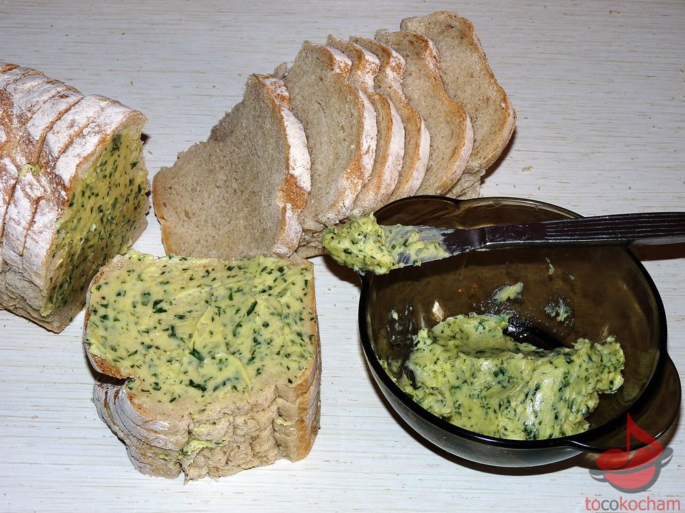 Chleb z masłem ziołowym na grilla tocokocham.com