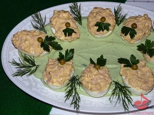 Jajka faszerowane szynką w zielonym sosie tocokocham.com