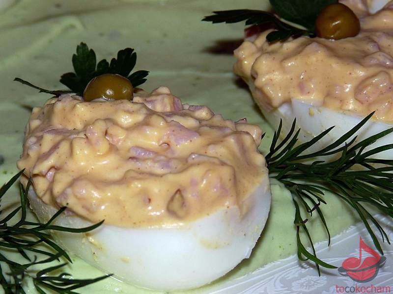 Jajka faszerowane szynką w zielonym sosie tocokocham.com
