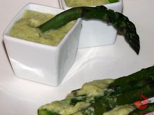 Szparagi w sosie jaglano-bazyliowym tocokocham.com