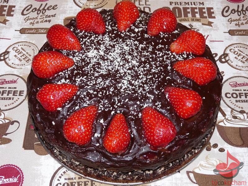 Tort czekoladowy z truskawkami tocokocham.com
