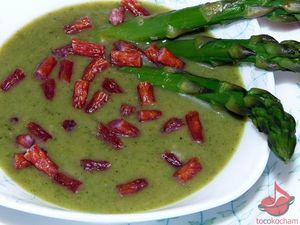 Zielona zupa ze szparagami i kabanosem tocokocham.com