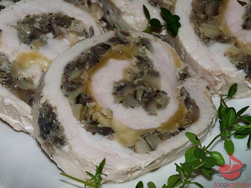Roladka z kurczaka z pieczarkami i żółtym serem tocokocham.com