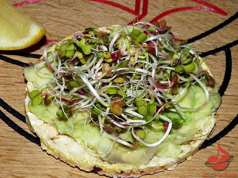 Zdrowe kanapki z awokado i kiełkami tocokocham.com