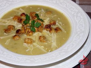 Zupa cebulowa z żółtym serem i grzankami tocokocham.com