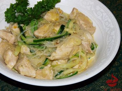 Tajski kurczak z makaronem z ryżu i cukinii tocokocham.com