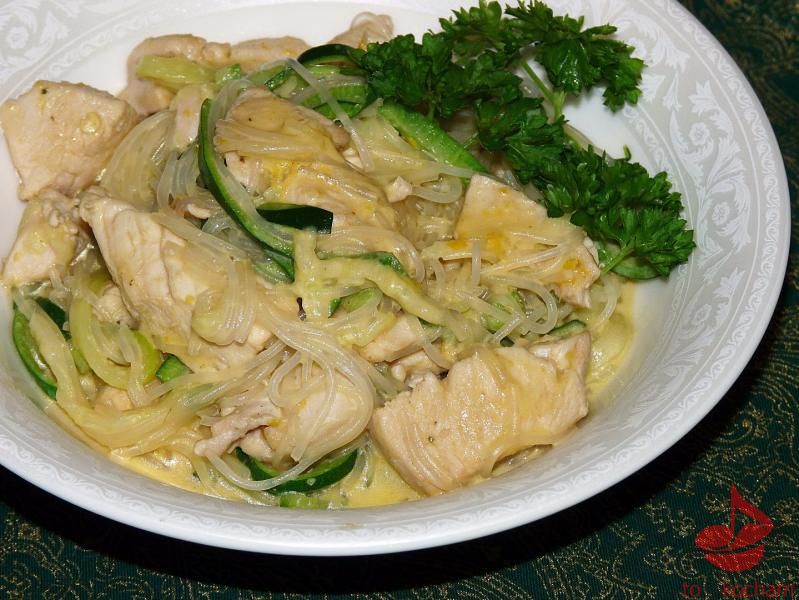 Tajski kurczak z makaronem z ryżu i cukinii tocokocham.com