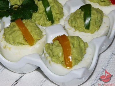 Jajka faszerowane pastą z awokado tocokocham.com